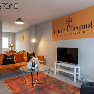 Champagne House - 4 Bed 2 Sofa Beds By Bpne Holiday home Darlington (Durham)